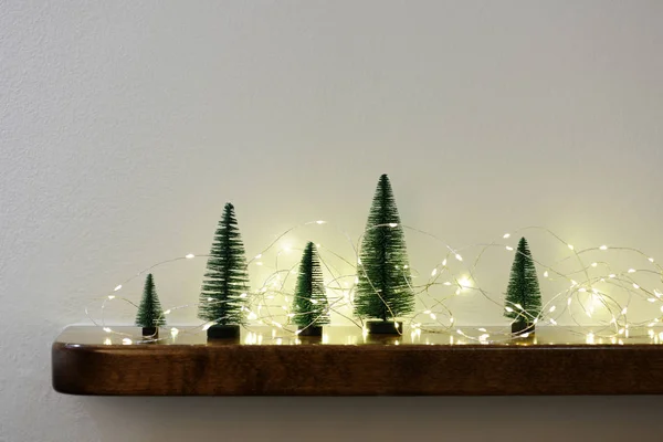 Garland Işıkları Ile Küçük Noel Ağaçları — Stok fotoğraf
