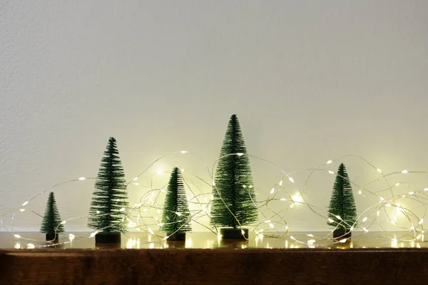 Garland Işıkları Ile Küçük Noel Ağaçları — Stok fotoğraf