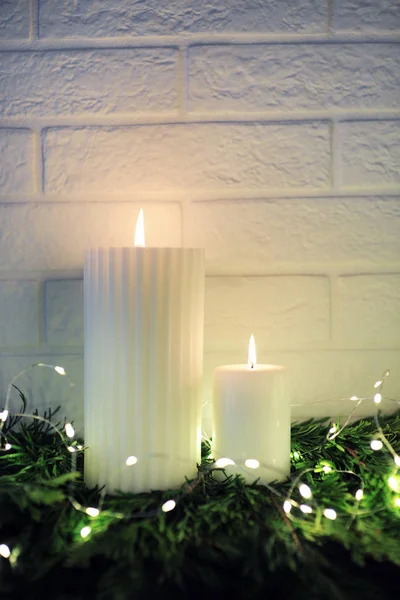 Velas Blancas Con Luces Navidad —  Fotos de Stock