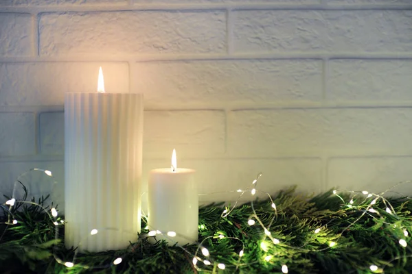 Velas Blancas Con Luces Navidad —  Fotos de Stock