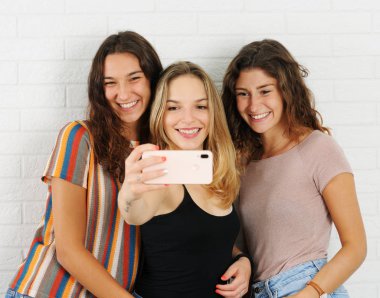 Selfie alarak gülümseyen güzel kızlar