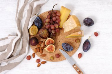 plaka ile peynir ve meyve, üstten görünüm