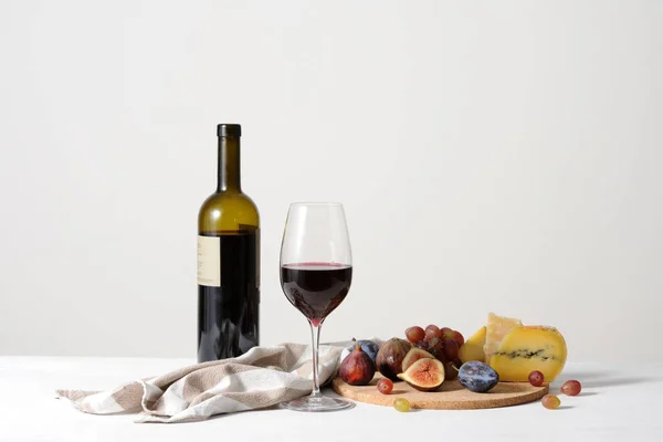 Stillleben Mit Rotwein Käse Und Früchten — Stockfoto