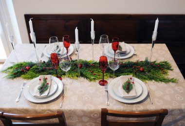 Noel tablo ayarı kırmızı gözlük ve yeşil dallar ile