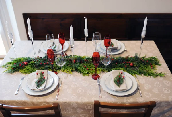 Weihnachtstisch Mit Roten Gläsern Und Grünen Zweigen — Stockfoto