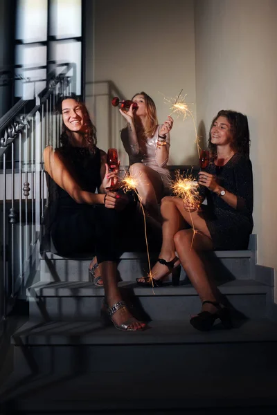 Drie Vriendinnen Plezier Met Sparkles — Stockfoto