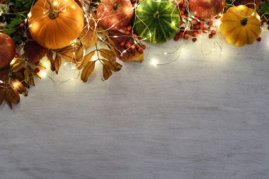garland ışıkları ile sonbahar meyve ve sebzelerin çerçeve