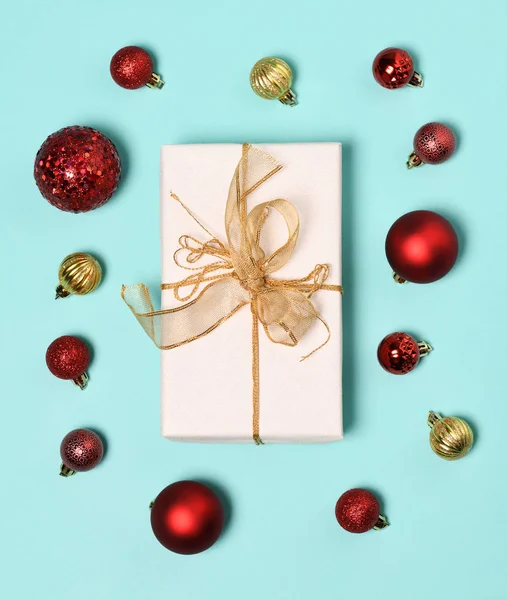 Gift Van Kerstmis Met Decoratie Achtergrond Van Een Munt — Stockfoto