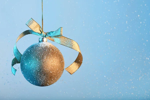 Złote Christmas Cacko Niebieskim Tle Śnieg — Zdjęcie stockowe