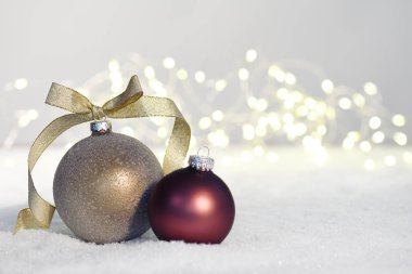 kar üzerinde altın ve mor Noel biblo