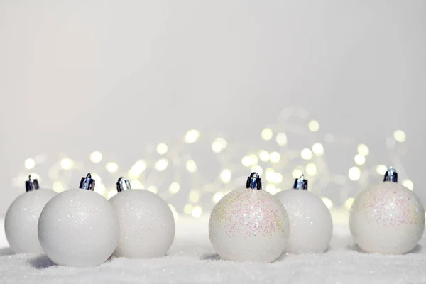 Белые Рождественские Безделушки Снегу — стоковое фото