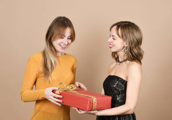 Meninas Muito Felizes Com Presente — Fotografia de Stock