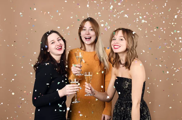 Vrij Gelukkig Meisjes Met Glazen Champagne — Stockfoto