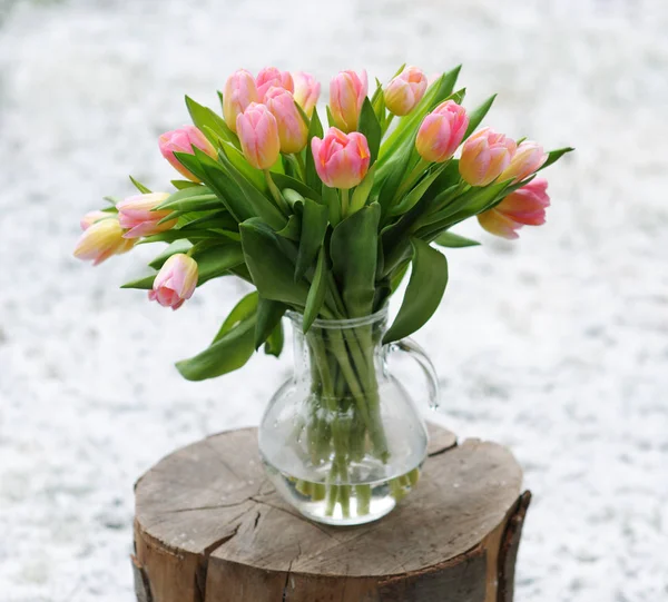 Vase Avec Tulipes Roses Sur Neige — Photo