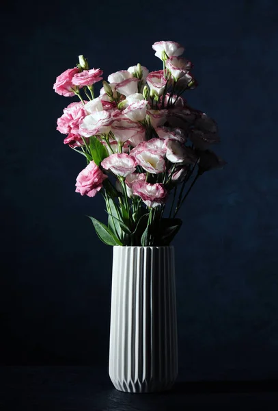 Vase Avec Belles Fleurs Sur Fond Bleu Foncé — Photo