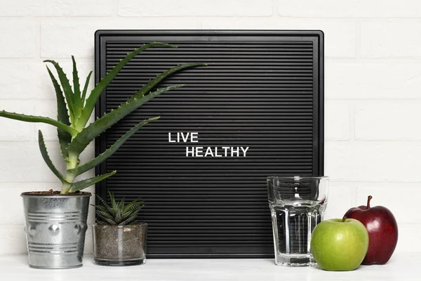 Cartón Con Plantas Interior Manzanas Vaso Agua — Foto de Stock