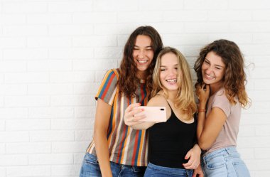 Güzel kızlar selfie alarak