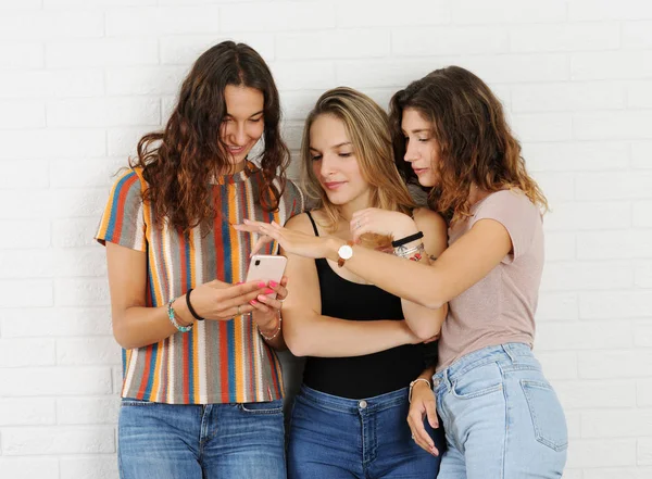 Meninas Bonitas Vendo Fotos Telefone Inteligente — Fotografia de Stock