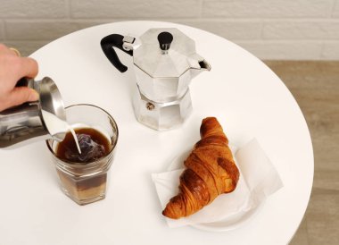 Kahve ve kruvasanla kahvaltı.