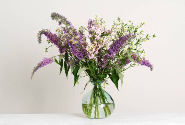 güzel kır çiçekleri buketi