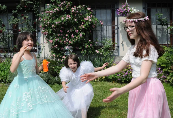 Petites princesses dans le jardin — Photo