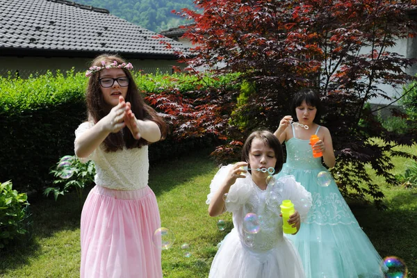 Princesas pequenas no jardim — Fotografia de Stock