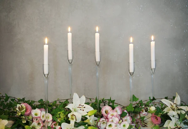 Krásné uspořádání svíček a květin — Stock fotografie