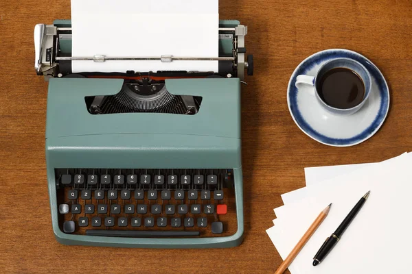 Máquina de escribir vintage con taza de café —  Fotos de Stock