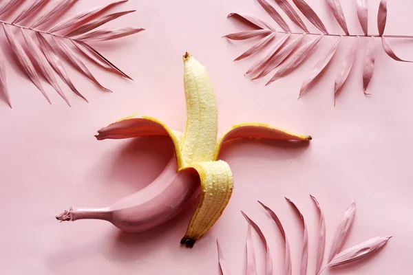 Banane in rosa Schale — Stockfoto