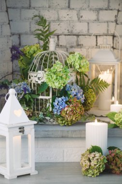 fenerler ve mumlar ile güzel çiçek aranjmanı