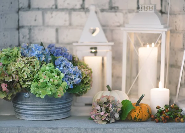 Krásné květinové uspořádání s lampióny a svíčkami — Stock fotografie