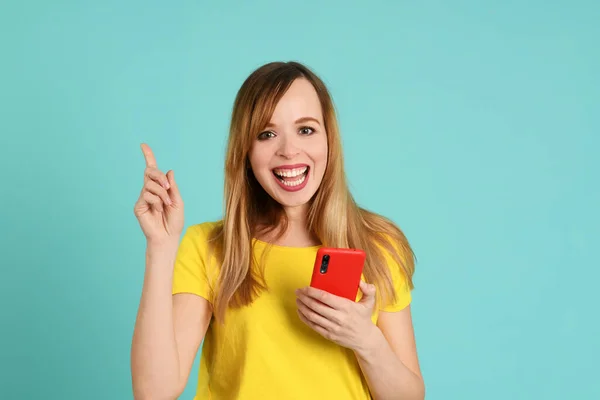 Mulher Bonita Alegre Com Smartphone Fundo Verde Claro — Fotografia de Stock