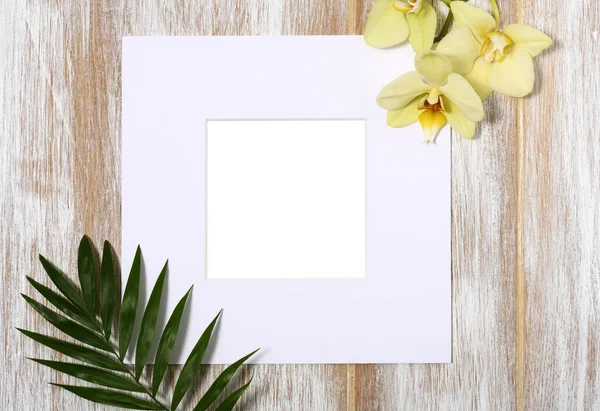 Moldura Papel Com Orquídea Amarela Folhas Palma Fundo Madeira — Fotografia de Stock