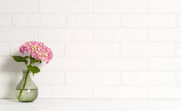 Vase Avec Hortensia Rose Sur Fond Mural Brique Blanche — Photo