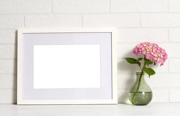 Marco Blanco Vacío Con Flores Hortensias Rosadas —  Fotos de Stock