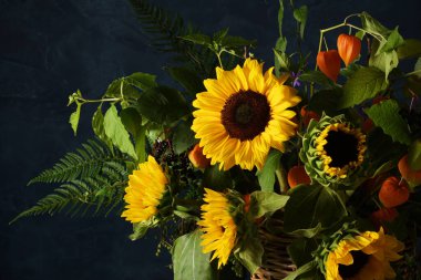 Güzel bir demet ayçiçeği ve orman bitkisi