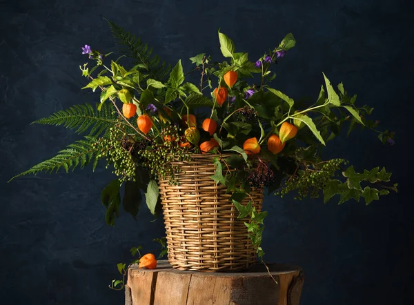 Beau Bouquet Rustique Plantes Forestières Baies — Photo