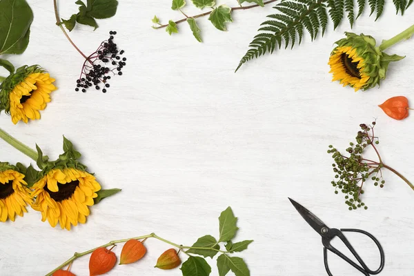 Arreglo Floral Rústico Girasoles Plantas Forestales Tijeras —  Fotos de Stock