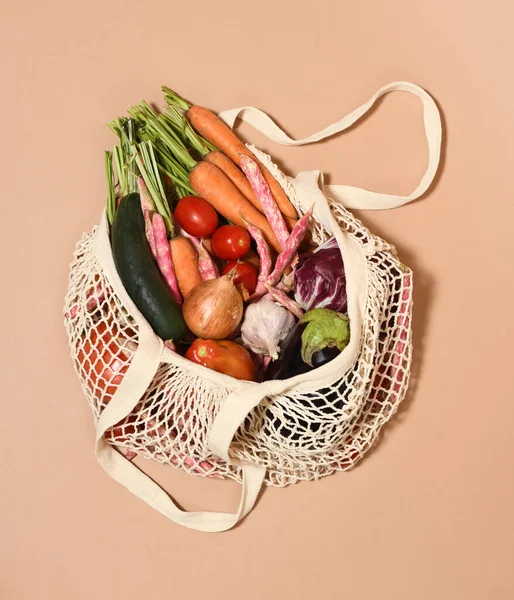 Bolso Cuerda Con Verduras Frescas Sobre Fondo Beige — Foto de Stock