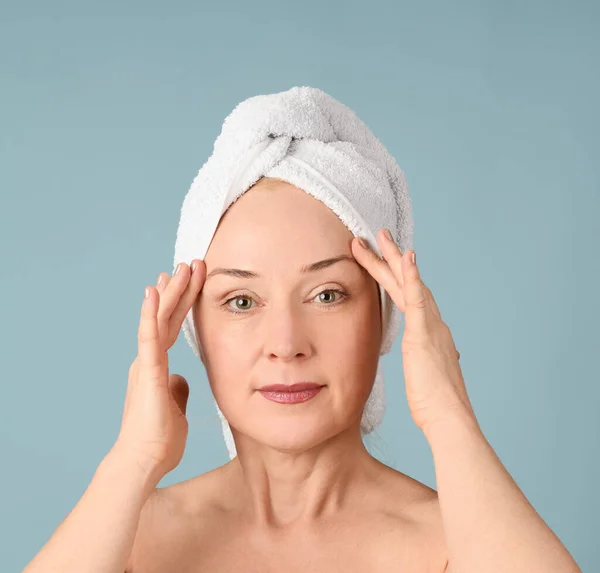 Retrato Mujer Alegre Con Toalla Cabeza Sobre Fondo Azul Claro —  Fotos de Stock