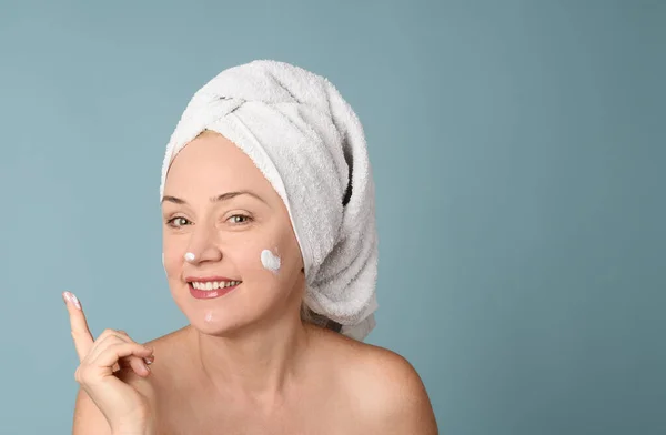 Cheerful Woman Woman Applying Skin Cream Light Blue Background — Stock Photo, Image