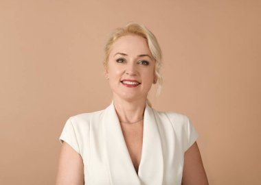 Bej arka planda zarif güzel bir kadının portresi