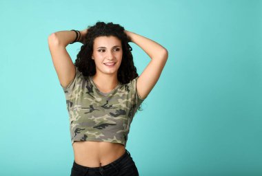 Yeşil arka planda güzel bir genç kızın portresi