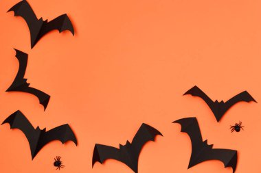 Turuncu arka planda Cadılar Bayramı dekorasyonu