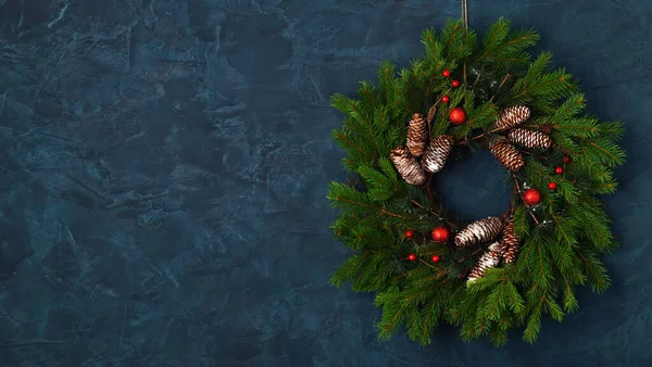 蓝墙背景下的圣诞花环 — 图库照片