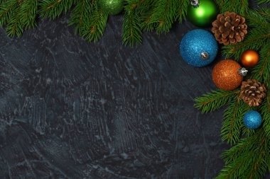 Karanlık arka planda yılbaşı süsleri olan Firavun dalları