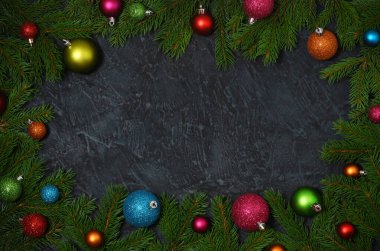 Karanlık arka planda yılbaşı süsleri olan Firavun dalları