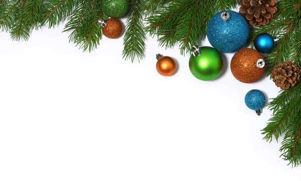白い上にクリスマスの飾りのある公正な枝 — ストック写真