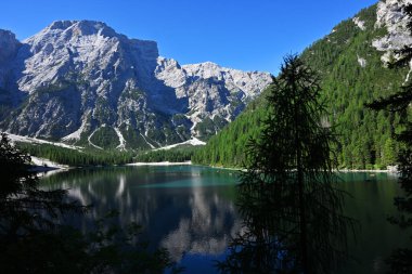 Dolomites, İtalya 'daki Bries Gölü' nün güzel manzarası