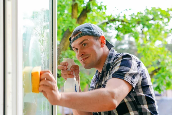 Jonge Venster Schoner Met Een Spray Reinigingsmiddel Glas — Stockfoto